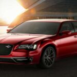 El Chrysler 300 proyecta una imagen de lujo con su diseño audaz y un interior espacioso, pero no está exento de problemas. A pesar de contar con un potente motor y una conducción cómoda, este sedán de tamaño completo tiene tendencia a sufrir fallos de transmisión, mal funcionamiento eléctrico y problemas en el motor antes de alcanzar las 100.000 millas. Los propietarios de este vehículo a menudo se ven atrapados en un ciclo de reparaciones costosas. En este caso, la elegancia del Chrysler 300 no se traduce en fiabilidad, lo que lo convierte en una opción arriesgada si buscas un coche duradero.
