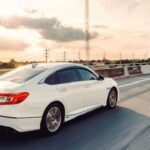 Honda ha construido su reputación con modelos icónicos como el Accord y el Civic, conocidos por su simplicidad y durabilidad. Los motores de Honda son famosos por su suavidad y por alcanzar fácilmente más de 250.000 millas con problemas mínimos. Además, los transmisores manuales de la marca son legendarios, mientras que los automáticos también han demostrado ser sorprendentemente robustos. Honda se destaca por ofrecer coches que son fáciles de mantener y reparar, incluso para los conductores que prefieren realizar su propio mantenimiento. Si valoras la confiabilidad y te gusta mantener tu coche en buen estado por ti mismo, Honda es una opción destacada.