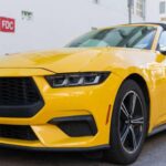 El Ford Mustang 2024 es otro modelo que sufrirá una pérdida de valor significativa, con una depreciación esperada del 44% en los próximos tres años. A pesar de ser un clásico de los muscle cars, los críticos han señalado que la calidad de los materiales en el interior del Mustang se siente barata, especialmente en las versiones más asequibles. Además, las opciones que realmente mejoran el atractivo del coche suelen tener un precio elevado, lo que hace que muchos compradores se decanten por otras alternativas. A medida que pasa el tiempo, la falta de novedades importantes en el diseño o la tecnología contribuirá a la caída de su valor.