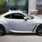 El Subaru BRZ 2024 es un deportivo que no solo promete una conducción divertida, sino que también mantiene un valor impresionante en el mercado de segunda mano. Según CarEdge, se espera que este coche pierda solo un 17% de su valor después de tres años, lo que significa que todavía conservará el 83% de su valor original. Su enfoque en el manejo y la dinámica de conducción hace que este coche sea muy apreciado entre los entusiastas de los deportivos. A pesar de ser un coche relativamente asequible, su valor se mantiene gracias a la demanda constante y su atractivo entre los aficionados a los coches deportivos.