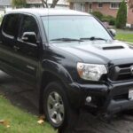 Más compacta que una full-size, la Toyota Tacoma presume de cifras de longevidad comparables a modelos mayores. Actualizaciones recientes la sitúan también entre las pick-up con mayores probabilidades de alcanzar o superar las 250.000 millas. Puede que no sea la más potente para remolques pesados, pero como camioneta ligera para trabajo, ocio y aventuras 4x4 ofrece costes contenidos, menor consumo y una fiabilidad casi legendaria. Para quien busca equilibrio entre gasto y resistencia, es una elección inteligente.
