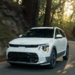 Kia ha mostrado un gran crecimiento en el mercado de vehículos eléctricos, destacando especialmente el Kia Niro Electric. Este modelo ha sido reconocido por Consumer Reports como uno de los más fiables en la categoría de vehículos eléctricos, especialmente en su versión 2025. Los propietarios destacan la excelente calidad de construcción y la fiabilidad del Niro, aunque algunos han experimentado problemas menores con la velocidad de carga y el aire acondicionado. A pesar de la ligera disminución en la puntuación de fiabilidad esperada para 2026, el Niro sigue siendo una de las mejores opciones en cuanto a fiabilidad y costo-beneficio.