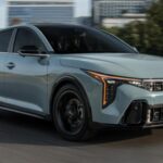 Con un precio de $23,535, el Kia K4 2026 es una opción interesante dentro del mercado de coches compactos. Equipado con un motor de cuatro cilindros de 2.0 litros, que entrega 147 caballos de fuerza, o una opción turbo de 1.6 litros con 190 caballos de fuerza, el K4 combina potencia y eficiencia. Lo que realmente lo diferencia es su refinada experiencia de conducción y la calidad de su equipamiento, con una pantalla táctil de 12.3 pulgadas y tecnologías avanzadas como el control de crucero adaptativo. Es una opción asequible que no sacrifica el confort ni la conectividad.