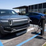El Rivian R1T ha sido otro modelo eléctrico con múltiples recalls, principalmente relacionados con fallos de software, pérdida de potencia y problemas en la iluminación exterior. A pesar de la gran expectativa que rodeó su lanzamiento, Rivian aún está trabajando para solventar estos problemas, lo que ha afectado su clasificación en términos de fiabilidad. Aunque la marca busca ampliar la producción y lanzar versiones más asequibles, si estás buscando un camión eléctrico fiable, es probable que modelos más establecidos como el Toyota Tundra te ofrezcan una mejor opción por el momento.