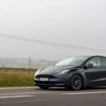 El Model Y sorprende por su mejora en confiabilidad, algo que históricamente se le criticó a la marca. Con actualizaciones, mejor insonorización y un andar más cómodo, se vuelve una opción eléctrica más madura. Es el único EV puro del top, lo que demuestra que los híbridos aún dominan.