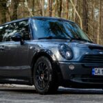 El Mini Cooper es un coche compacto y divertido, ideal para la ciudad. No obstante, es famoso por sus problemas mecánicos frecuentes. Las fallas en la transmisión y el embrague, junto con fugas en la bomba de agua y consumo excesivo de aceite, son comunes en los modelos más antiguos. Aunque es un coche con mucha personalidad, estos defectos pueden convertirse en un gasto constante para el dueño, lo que lo hace una opción arriesgada de segunda mano.