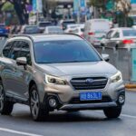 El Outback combina tracción integral de serie con una reputación sólida en durabilidad. Las versiones más recientes corrigieron problemas históricos de motor, y hoy pueden durar muchísimos kilómetros si se mantienen correctamente. Es ideal para quienes manejan en nieve, rutas largas o caminos difíciles sin querer vivir en el taller.