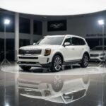El Kia Telluride se ha ganado una sólida reputación por ofrecer un lujo inesperado a un precio accesible. Este SUV de cinco asientos destaca en términos de comodidad y tecnología, convirtiéndose en una opción atractiva para quienes buscan un modelo que se sienta premium sin romper el banco.

Sin embargo, su longevidad a largo plazo aún genera algunas dudas entre los compradores. A pesar de ello, su presencia imponente en la carretera y la calidad de su interior lo convierten en una opción muy válida para quienes desean una mezcla de lujo y fiabilidad a un precio justo.