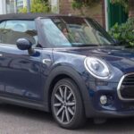 El Mini Cooper combinó tamaño compacto, estilo y éxito deportivo. Su carisma británico y su agilidad lo convirtieron en un clásico urbano con seguidores en todo el mundo.