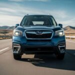 Gran visibilidad desde todos los ángulos, techo alto y espacio para pasajeros, ideal para maniobras y tráfico.