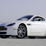 El Vantage abrió la puerta a una nueva generación de clientes sin sacrificar identidad. Compacto, equilibrado y con un sonido inconfundible, demostró que Aston Martin podía competir en dinámica con deportivos alemanes sin perder su carácter artesanal. Es uno de los modelos que consolidó la modernización de la marca.