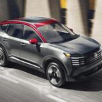 El Nissan Kicks rediseñado crece en tamaño y ahora ofrece tracción total, aunque ocupa el puesto #8 de 16. Su motor 2.0 de 141 CV con CVT cumple sin entusiasmar y registró 27 mpg combinados, algo discreto para su tamaño. Destaca por espacio para el conductor y manejo ágil, pero la suspensión firme y el ruido interior restan refinamiento. Aun así, su planteamiento sencillo puede traducirse en costes de mantenimiento contenidos.