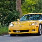 Con 505 CV del V8 LS7, todavía humilla a autos mucho más caros en circuito. Hoy se consigue entre USD 35.000 y 45.000, con la ventaja de repuestos y mantenimiento más accesibles que en sus rivales europeos.