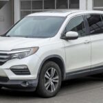 El Honda Pilot es una opción muy confiable en el segmento de SUVs medianos. Con una estructura robusta y un motor de larga duración, el Pilot ha ganado la confianza de los conductores que buscan un vehículo que no solo sea duradero, sino también eficiente. Uno de los puntos más destacados del Pilot es su eficiencia de combustible, lo que reduce el costo de propiedad a largo plazo. Además, sus avanzadas características de seguridad, como el control de estabilidad y los frenos antibloqueo, hacen que sea una opción aún más atractiva para quienes priorizan la seguridad y fiabilidad en su SUV.