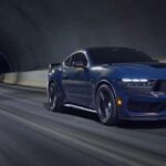 El Mustang sigue evolucionando sin perder su esencia. Con un V8 accesible y un diseño agresivo, además de colores que destacan, es un auto que nunca pasa desapercibido.