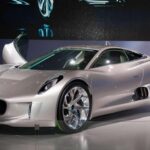 Mostrado en 2010, este superdeportivo híbrido sorprendió por su diseño y cifras prometidas, con más de 350 km/h de velocidad máxima. Jaguar planeó una producción limitada, pero la canceló por la crisis económica. Su breve aparición en Spectre dejó claro lo que pudo haber sido.