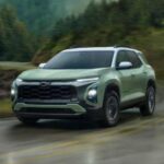 El Chevrolet Equinox 2025 es una opción asequible que combina un motor turboalimentado, tracción total opcional y un sistema de infoentretenimiento fácil de usar. Con un enfoque renovado de Chevrolet hacia la fiabilidad, el Equinox es un SUV que ofrece un gran valor sin sacrificar calidad. Su precio varía entre $28,600 y $35,000, y aunque aún no tiene una calificación en Edmunds, su fiabilidad y su precio competitivo lo hacen una opción interesante para quienes buscan un SUV práctico y duradero.