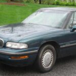 El Buick LeSabre representó durante décadas el confort americano para viajar largas distancias. Espacioso, suave y elegante, se inspiró en prototipos futuristas de GM y fue habitual tanto en familias como en flotas oficiales.