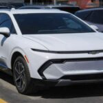 El Chevrolet Equinox EV ha sufrido problemas similares a los del Blazer EV, especialmente en su ecosistema de software. Un reciente retiro reveló que el sistema de advertencia de peatones no estaba completamente activo. Aunque Chevrolet ha sido uno de los fabricantes más destacados en la transición a los vehículos eléctricos en EE.UU., el Equinox EV aún tiene margen de mejora, especialmente en cuanto a fiabilidad y control de calidad.