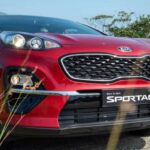 El Kia Sportage 2026 se destaca por ofrecer características de lujo a precios accesibles. Con una pantalla táctil de 12,3 pulgadas y un diseño de interiores superior al de sus competidores, el Sportage Hybrid es perfecto para las familias que buscan un SUV con una excelente relación calidad-precio. El modelo SX Prestige, por ejemplo, cuesta unos 2.000 dólares menos que los modelos comparables del Honda CR-V, pero con mejores materiales interiores y diseño. Con una garantía de tren motriz de 10 años o 100,000 millas, el Sportage es ideal para familias que buscan lujo sin el precio elevado.