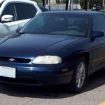 El Monte Carlo de los 90 traicionó su legado. Abandonó la tracción trasera y los V8 para convertirse en un coupé de tracción delantera con motores V6 poco estimulantes. Compartía plataforma con el Lumina y carecía del carácter que había definido al modelo en décadas anteriores.