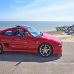 El MR2 Turbo demostraba que no hacía falta pagar precio Porsche para disfrutar de un deportivo central. Su cambio manual de cinco marchas, conectado por cables, ofrecía un tacto sorprendentemente mecánico. Ligero, preciso y comunicativo, hacía que cada trayecto pareciera una vuelta rápida.