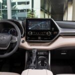 La Highlander ofrece un paquete tecnológico correcto, con mejoras claras desde la actualización 2023. Sin embargo, las versiones base traen una pantalla de 8 pulgadas, mientras que la de 12,3 pulgadas queda reservada para versiones más caras. La seguridad es estándar en toda la gama, pero los sistemas más avanzados también dependen del nivel de equipamiento.