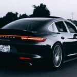 Porsche es conocida por sus coches de lujo con rendimiento sobresaliente y una ingeniería de precisión. A pesar de ser considerados autos de lujo, los modelos de Porsche tienden a mantener su valor mucho mejor que otros vehículos de la misma categoría. La combinación de la durabilidad y el diseño exclusivo asegura que muchos de los modelos de Porsche, como el 911, conserven su valor incluso años después de su fabricación.