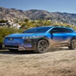 Subaru continúa con su apuesta por los vehículos eléctricos y el Trailseeker es la joya de la corona. Con un motor de 375 caballos de fuerza y una aceleración de 0 a 100 km/h en solo 4,4 segundos, este SUV eléctrico ofrece lo mejor de ambos mundos: un todoterreno robusto y un rendimiento eléctrico impresionante. Además, su altura libre al suelo de 21 cm y tracción total simétrica lo convierten en un SUV perfecto para quienes buscan aventuras sin comprometer el rendimiento.