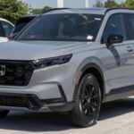 Honda ha tenido su mejor año desde 2021, con 1,43 millones de vehículos vendidos, lo que representa un incremento moderado del 0,5%. El Honda CR-V se ha mantenido como uno de los SUV más vendidos, con más de 400.000 unidades entregadas. Además, modelos como el Honda Civic y el Honda Accord siguen siendo muy populares en el segmento de sedanes debido a su fiabilidad y eficiencia de combustible. Honda continúa apostando por los sedanes como una opción atractiva y asequible para quienes buscan vehículos más económicos y duraderos.