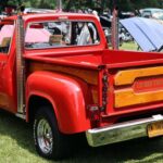 La Li’l Red Truck llamaba la atención por sus escapes cromados verticales y su imagen provocadora. Aunque montaba un V8 interesante, el conjunto de frenos y suspensión no acompañaba.

Podía destacar en línea recta, pero en conjunto era más un ejercicio de estilo que un verdadero vehículo de altas prestaciones.