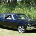 El Chevrolet Nova SS, especialmente en su versión de 1968, demostró que el tamaño no lo es todo. Disponible con motores V8 de 327 y 396 pulgadas cúbicas, ofrecía un rendimiento sorprendente en un formato compacto.

Su planteamiento sencillo y su precio relativamente accesible lo hicieron muy popular. Bajo una apariencia discreta se escondía un coche capaz de plantar cara a rivales mucho más grandes.