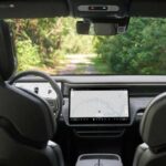 El Rivian R1T es una de las pickups eléctricas más avanzadas del mercado, destacándose por su diseño interior lujoso y su pantalla táctil de 15.6 pulgadas. Equipado con un sistema de cámaras de vista panorámica, cargador inalámbrico y la opción de Driver+, que ofrece conducción semi-autónoma, el Rivian R1T es perfecto para quienes buscan lujo y tecnología en su vehículo todo terreno. Con una autonomía impresionante y la posibilidad de controlar funciones como el clima o la música desde la pantalla, el R1T es sin duda una opción tecnológica de vanguardia para los entusiastas de las pickups eléctricas.