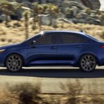 El Toyota Corolla 2026 es otro modelo que sobresale por su fiabilidad. Con una excelente eficiencia de combustible de 36 mpg, el Corolla es perfecto para quienes buscan un vehículo económico y confiable para la ciudad. Los propietarios elogian su mejora en el manejo, destacando su capacidad para ofrecer una conducción estable en curvas y superficies irregulares. El Corolla es la opción predilecta para aquellos que necesitan un auto compacto que ofrezca fiabilidad a largo plazo, especialmente para quienes valoran la seguridad y el ahorro de combustible.