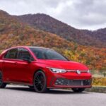 El Volkswagen Golf GTI ha sido durante años un favorito entre los aficionados a los hatchbacks deportivos. Su motor turboalimentado proporciona un rendimiento vivo y enérgico, mientras que su diseño de hatchback ofrece un gran espacio de carga. El modelo 2023 sigue con esta tradición, combinando dinámicas de conducción divertidas con la practicidad diaria. En el interior, el GTI ofrece materiales de alta calidad y tecnología avanzada, mientras que su suspensión deportiva equilibra la comodidad y la agilidad. Es una opción versátil para quienes buscan un coche que sea tan apto para viajes emocionantes como para trayectos diarios.