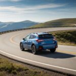 El Subaru Crosstrek es la elección perfecta para aquellos que buscan un SUV con tracción en las cuatro ruedas (AWD) de serie y una excelente capacidad para aventuras fuera del asfalto. Con el motor Boxer de Subaru, el Crosstrek es rugoso y fiable, ideal para quienes disfrutan de actividades al aire libre y no quieren comprometerse con la comodidad diaria. Su eficiencia de combustible también es destacable, lo que lo convierte en una opción bastante equilibrada para quienes necesitan un SUV apto para la aventura, pero que también ofrezca un buen rendimiento de combustible.