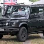 Inspirado en los viejos Land Rover Defender, el Grenadier parece indestructible, pero manejarlo es una experiencia ruda. La dirección es pesada y la suspensión rebota más de lo esperado. Es capaz fuera del asfalto, pero lejos de ser agradable.