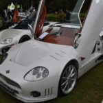 El Spyker C8 es un coche que llama la atención por su diseño retro-futurista. Con solo 220 unidades fabricadas en todo el mundo, este superdeportivo no solo es raro, sino que es considerado una obra de arte sobre ruedas. Su interior cuenta con detalles como cuero acolchado y paneles de madera, que evocan la estética de una nave espacial de los años 50. Aunque su rendimiento no es el mejor del mercado, su exclusividad y lujo lo convierten en un coche codiciado por los coleccionistas más exigentes.