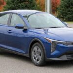 El Kia K4, que reemplaza al Forte, ha llegado para desafiar a las marcas de lujo con una propuesta accesible y bien equipada. Con una gran cantidad de espacio interior, características tecnológicas de última generación y un rendimiento ágil, el K4 se siente como un sedán de lujo sin el precio elevado. Las características estándar, como las funciones de conectividad y la asistencia al conductor, son habitualmente vistas en autos mucho más caros, lo que hace del K4 una opción atractiva y competitiva en su segmento.