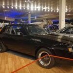 El Buick GNX, producido en 1987, es considerado por muchos como el epítome del rendimiento de los años 80. Con solo 547 unidades fabricadas, este modelo limitado contaba con un motor turboalimentado V6 de 276 caballos de fuerza y un exterior negro que le daba una apariencia sigilosa y poderosa. A lo largo de los años, el GNX ha crecido en estatus, convirtiéndose en una leyenda de los autos de alto rendimiento de los 80 y disparando su precio en el mercado de coleccionistas. Su rareza y legado han elevado su demanda, convirtiéndolo en una pieza codiciada por los entusiastas.