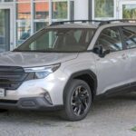 El Forester vuelve a la lista por decimotercer año consecutivo, reflejo de su reputación en seguridad y satisfacción del propietario. Su diseño prioriza visibilidad, espacio interior y facilidad de acceso, con una nueva opción híbrida que mejora eficiencia y suavidad de marcha.