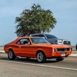 El AMC Javelin fue un pony car que incluso compitió en Trans-Am, pero hoy sigue siendo subestimado. Su diseño agresivo, especialmente en los modelos de los 70, lo hace destacar frente a Mustangs o Camaros. Es más barato que sus rivales y perfecto para quien busca algo clásico pero verdaderamente diferente.