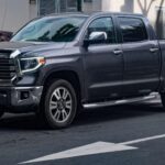 La Toyota Tundra tiene la reputación de ser la camioneta de tamaño completo que simplemente no se detiene. Los mecánicos la consideran el estándar de oro en cuanto a durabilidad, especialmente en las versiones que han alcanzado un kilometraje elevado sin mayores problemas. La Tundra es conocida por sus motores V8 relativamente simples y su chasis robusto, lo que facilita su mantenimiento en comparación con algunos competidores más complejos. Esto se traduce en una camioneta capaz de realizar trabajos pesados, remolcar y soportar condiciones extremas sin sentirse como una herramienta desechable. Ideal para aquellos que dependen de su vehículo para trabajos exigentes, la Tundra destaca por su fiabilidad y resistencia a largo plazo.