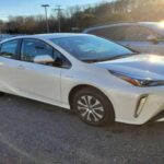 El Toyota Prius es, sin duda, uno de los híbridos más famosos y confiables del mercado. A lo largo de los años, ha demostrado ser increíblemente eficiente en cuanto a consumo de combustible, y su sistema híbrido envejece muy bien. Muchos conductores siguen aprovechando cada milla de su Prius, ya que la fiabilidad y la eficiencia en combustible son tan impresionantes que los propietarios a menudo lo conservan durante muchos más años de lo que normalmente se espera. La durabilidad de su batería y la facilidad de mantenimiento hacen que el Prius sea uno de esos coches que rara vez necesitan una actualización.