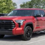 La Toyota Tundra 2026 fue completamente rediseñada. Ahora incluye un V6 biturbo que reemplaza al antiguo V8, ofreciendo más eficiencia sin perder potencia, y una opción híbrida para mayor ahorro de combustible.

La cabina moderna incluye gran pantalla táctil, conectividad avanzada y el paquete Toyota Safety Sense. Su reputación de confiabilidad la hace una opción atractiva para quienes buscan actualizar su pickup.