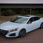 El Nissan Altima es un sedán de tamaño medio que, aunque ofrece un manejo decente, no destaca por su fiabilidad a largo plazo. Si bien puede alcanzar las 100.000 millas con un mantenimiento adecuado, a menudo comienza a mostrar problemas de transmisión prematura y otros fallos importantes. La construcción de calidad subóptima y los problemas recurrentes en la marca hacen que el Altima no sea el modelo más confiable si buscas un coche que se mantenga en buen estado por muchos años. La inversión en mantenimiento puede ser considerable para mantenerlo operativo.