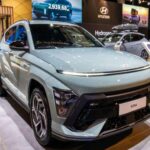 El Hyundai Kona Electric 2025 verá una depreciación del 46% en los próximos dos años. Aunque este SUV eléctrico ha tenido una recepción positiva en cuanto a su autonomía, la mayoría de las quejas se centran en su manejo poco inspirador, su aceleración limitada y su capacidad de carga más lenta en comparación con otros competidores eléctricos. Los compradores que buscan un SUV eléctrico con un rendimiento superior se inclinan por modelos como el Tesla Model Y o el Ford Mustang Mach-E, dejando al Kona Electric en una posición vulnerable. Esto provocará que su valor disminuya rápidamente.