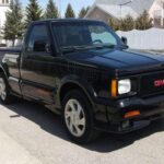 La pick-up de GMC combinaba turbo y tracción integral, logrando salidas brutales. Demostró que un utilitario podía ser temible en línea recta.