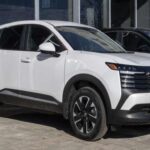 El Nissan Kicks 2025 es un SUV compacto que ofrece una gran relación calidad-precio. Con un MSRP accesible y una eficiencia de combustible destacable, el Kicks es una excelente opción para quienes buscan un coche económico tanto en compra como en mantenimiento. Según CarEdge, se espera que el Kicks pierda solo un 28% de su valor después de dos años. Esta cifra es más baja que la de muchos otros SUV compactos, lo que lo convierte en una opción inteligente para quienes quieren un vehículo que conserve su valor. Además, su tamaño compacto y maniobrabilidad lo hacen ideal para la ciudad.