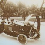 El Tucker 48, también conocido como “Torpedo”, fue la ambiciosa creación de Preston Tucker. Incluyendo el prototipo, solo se fabricaron 51 unidades antes de que la compañía quebrara. Prometía una velocidad punta de 120 mph y soluciones técnicas revolucionarias para la época, como el tercer faro direccional central y avanzadas medidas de seguridad. Comercializado como “el coche del futuro”, su historia está marcada por polémicas y acusaciones que muchos interpretan como presión de los grandes fabricantes de Detroit. Hoy, cada unidad superviviente es una pieza de museo extremadamente codiciada.